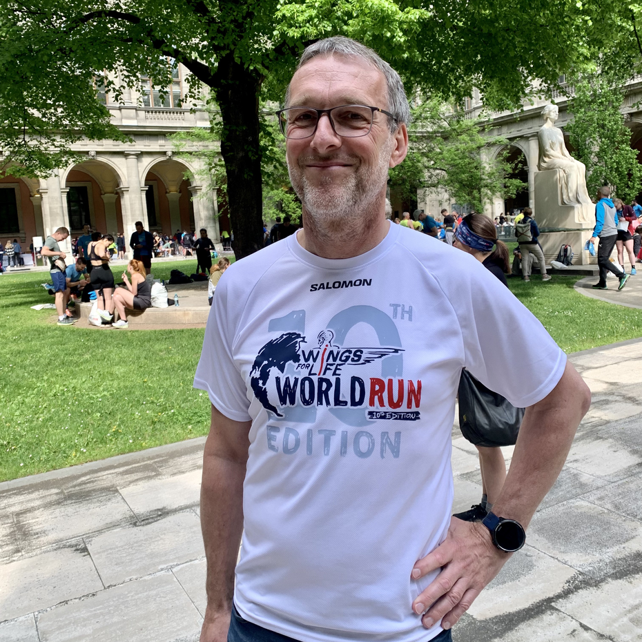 Andreas Reitbauer im 10 Jahre Wings for Life World Run T-Shirt.